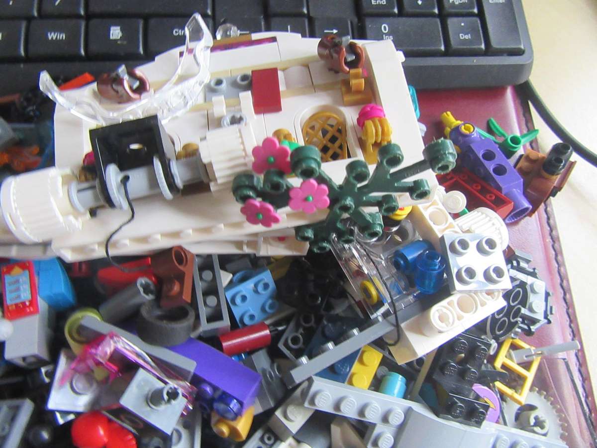 LEGO PARTS FROM PREVIOUSLY ASSMBLED ITEMS AS PERSCAN - 840 g - LE6