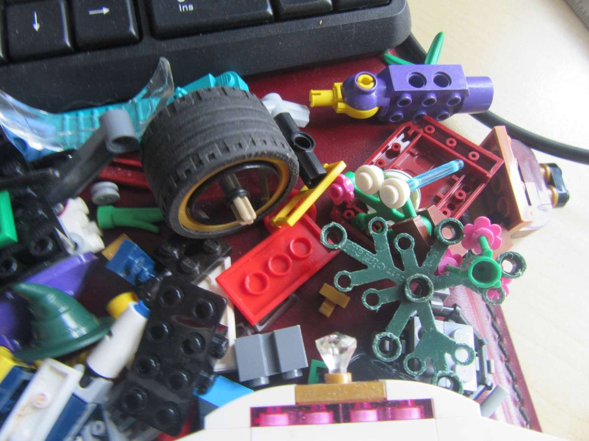 LEGO PARTS FROM PREVIOUSLY ASSMBLED ITEMS AS PERSCAN - 840 g - LE6