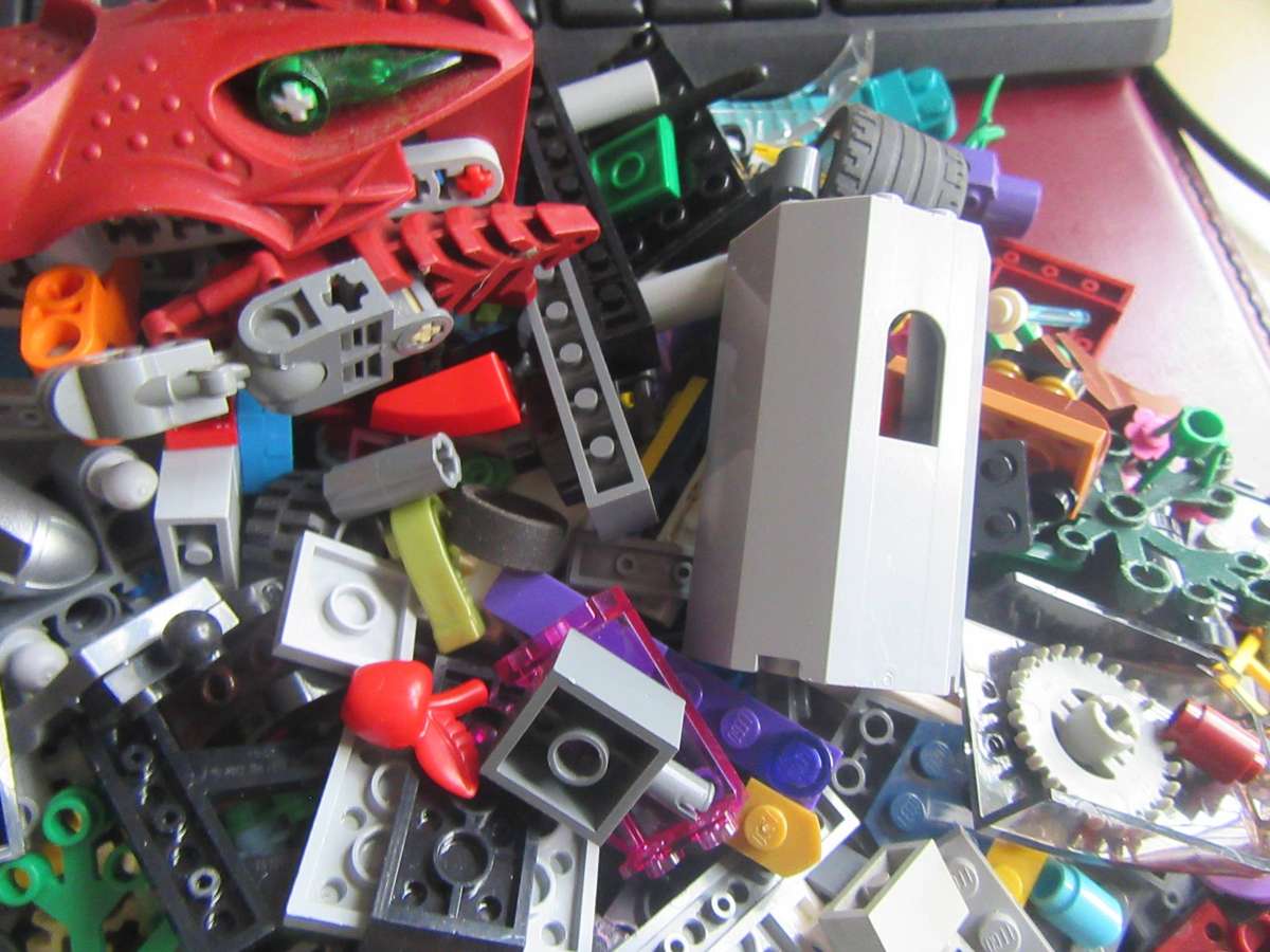 LEGO PARTS FROM PREVIOUSLY ASSMBLED ITEMS AS PERSCAN - 840 g - LE6