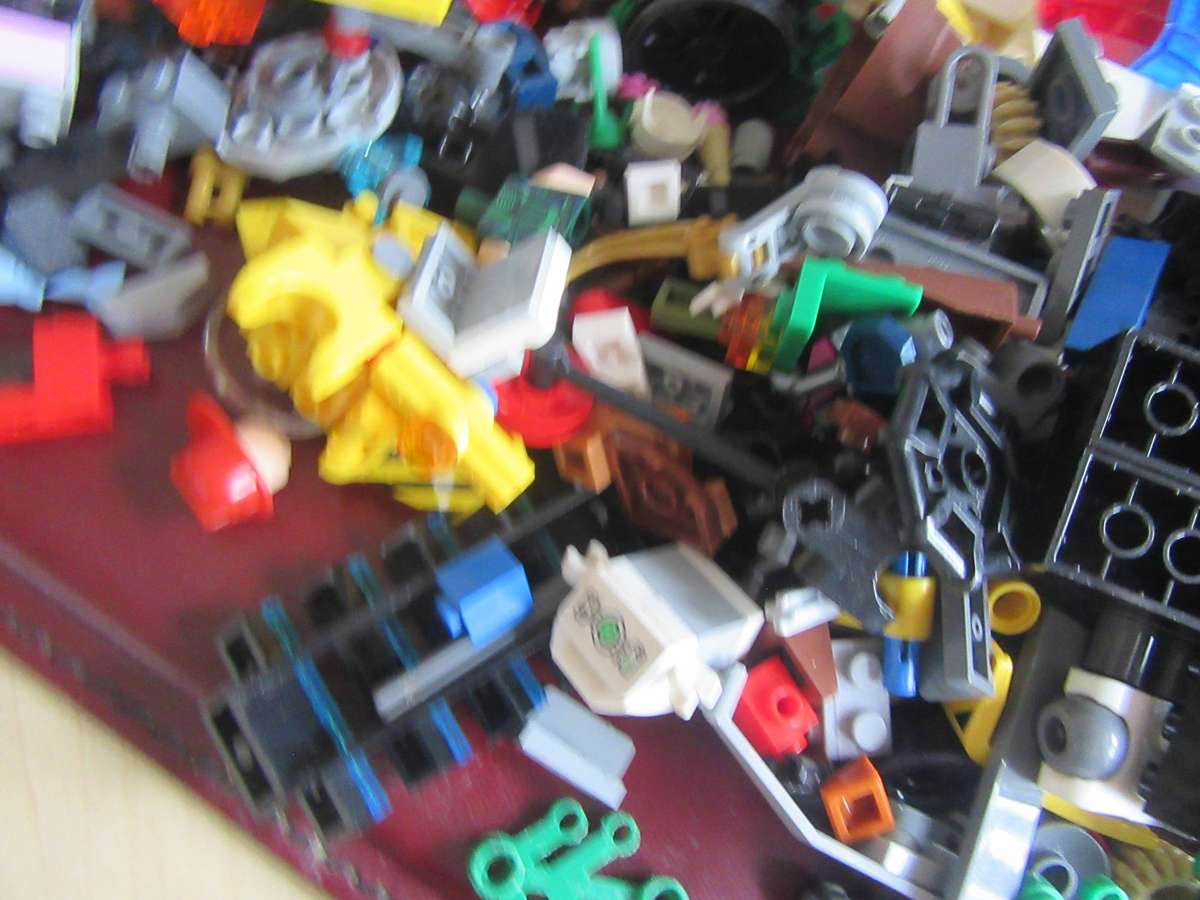 LEGO PARTS FROM PREVIOUSLY ASSMBLED ITEMS AS PERSCAN - 840 g - LE6