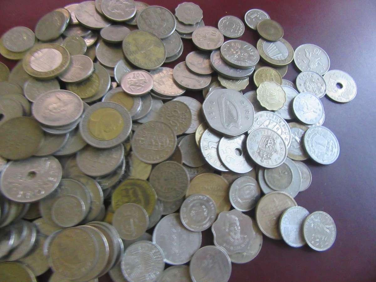 GOOD START FOR THE BEGINNER -350ASSORTED INTERNATIONAL COINS - AS PER SCAN - BID PER ITEM -LOT7