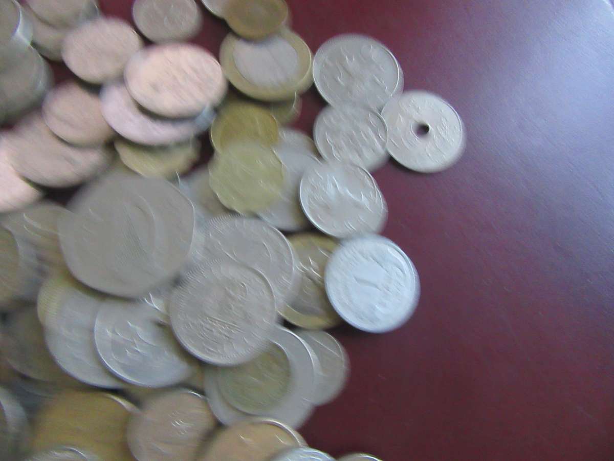 GOOD START FOR THE BEGINNER -350ASSORTED INTERNATIONAL COINS - AS PER SCAN - BID PER ITEM -LOT7