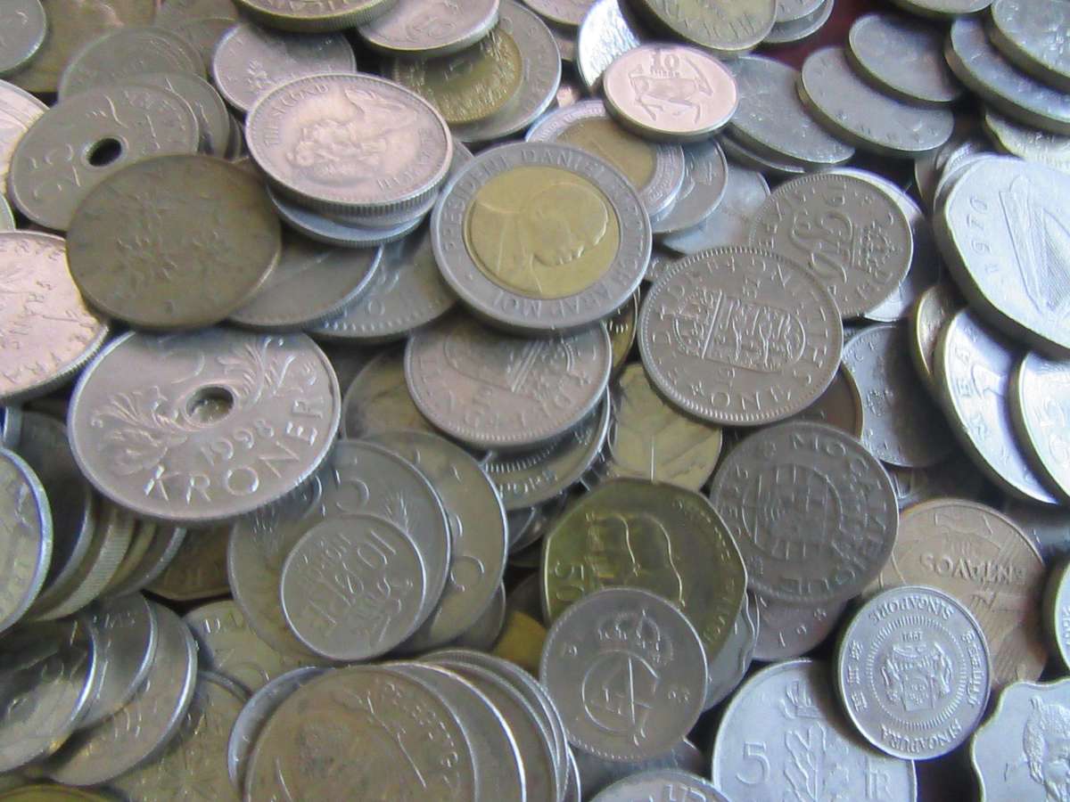 GOOD START FOR THE BEGINNER -350ASSORTED INTERNATIONAL COINS - AS PER SCAN - BID PER ITEM -LOT7