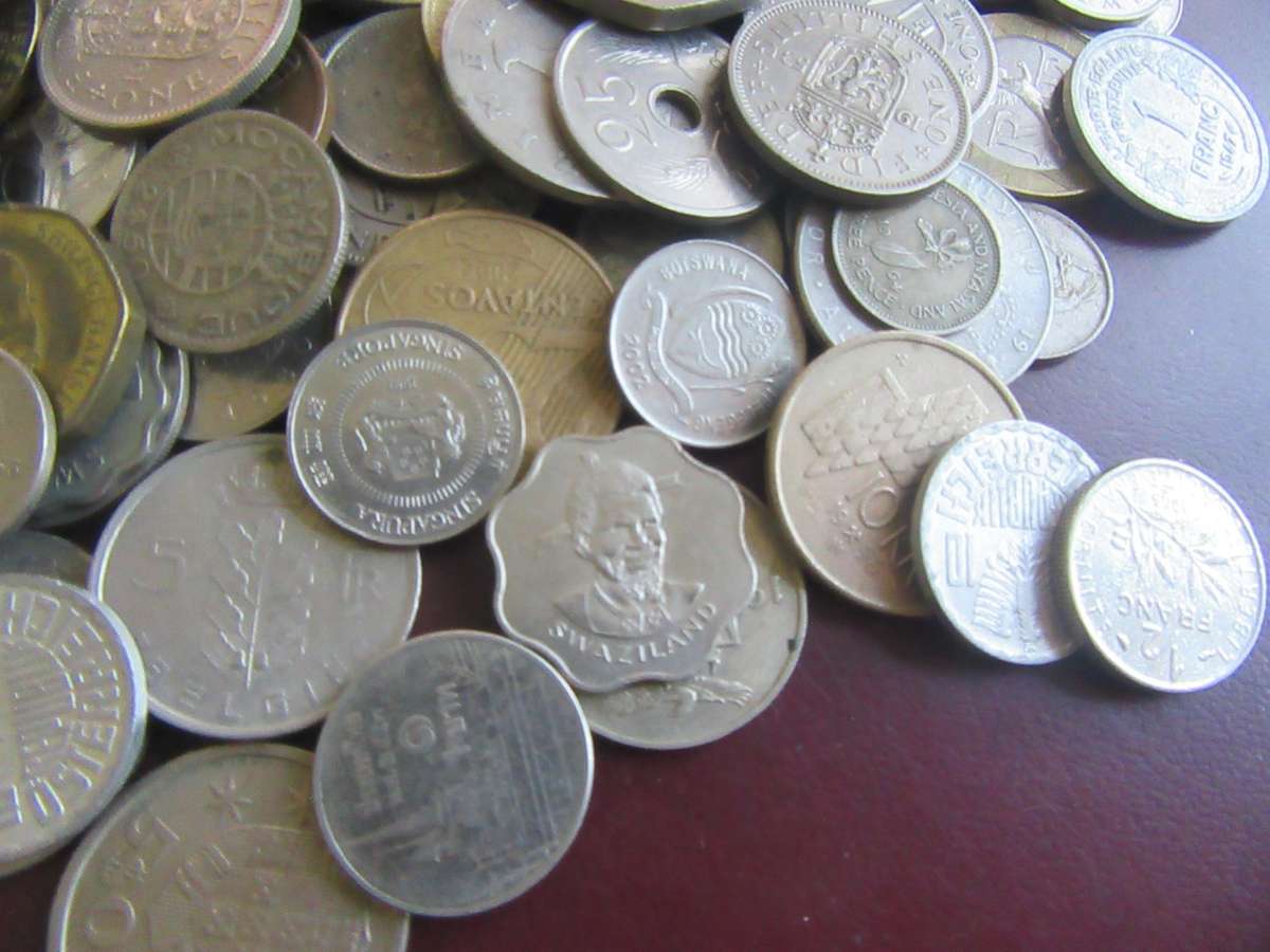 GOOD START FOR THE BEGINNER -350ASSORTED INTERNATIONAL COINS - AS PER SCAN - BID PER ITEM -LOT7