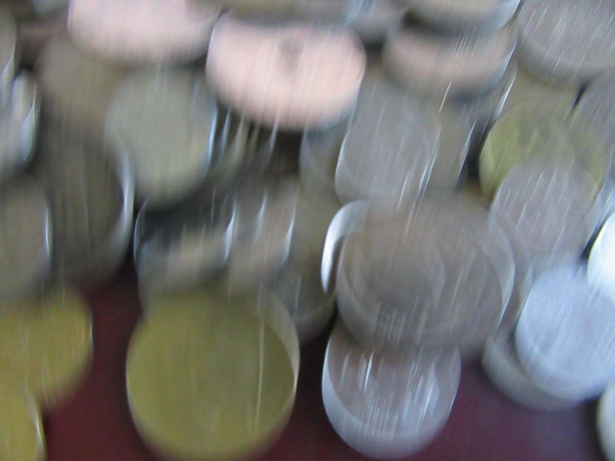 GOOD START FOR THE BEGINNER -350ASSORTED INTERNATIONAL COINS - AS PER SCAN - BID PER ITEM -LOT7