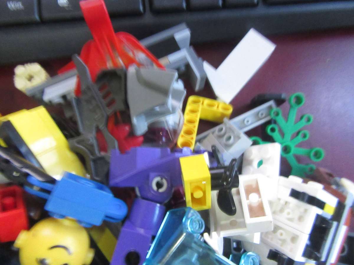 LEGO PARTS FROM PREVIOUSLY ASSEMBLED ITEMS - AS PER SCAN - 400 g -BID PER TWO GRAMS - LE5