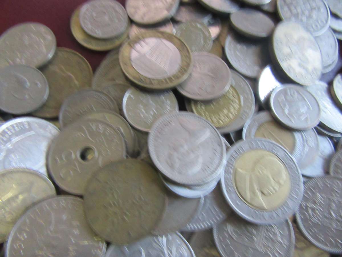 GOOD START FOR THE BEGINNER -350ASSORTED INTERNATIONAL COINS - AS PER SCAN - BID PER ITEM -LOT7