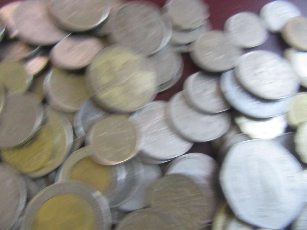 GOOD START FOR THE BEGINNER -350ASSORTED INTERNATIONAL COINS - AS PER SCAN - BID PER ITEM -LOT7