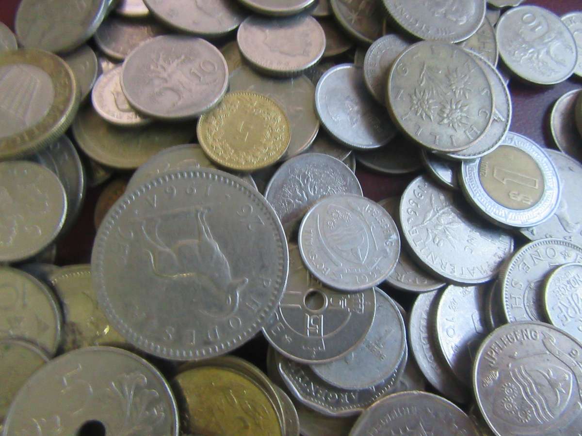 GOOD START FOR THE BEGINNER -350ASSORTED INTERNATIONAL COINS - AS PER SCAN - BID PER ITEM -LOT7