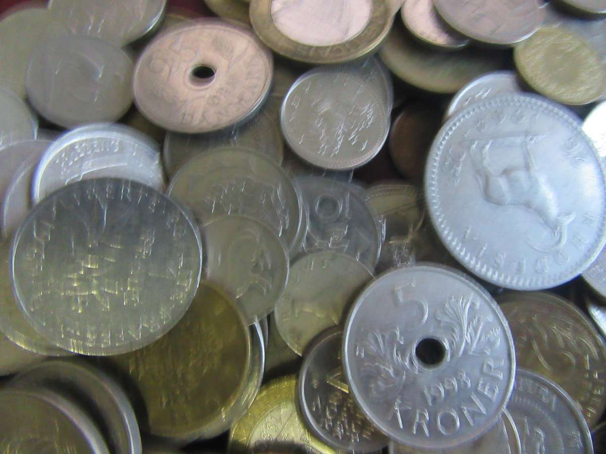 GOOD START FOR THE BEGINNER -350ASSORTED INTERNATIONAL COINS - AS PER SCAN - BID PER ITEM -LOT7