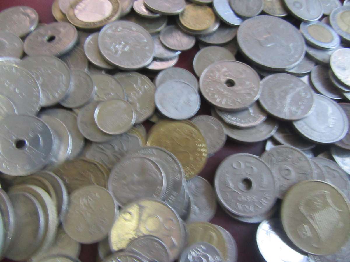 GOOD START FOR THE BEGINNER -350ASSORTED INTERNATIONAL COINS - AS PER SCAN - BID PER ITEM -LOT7