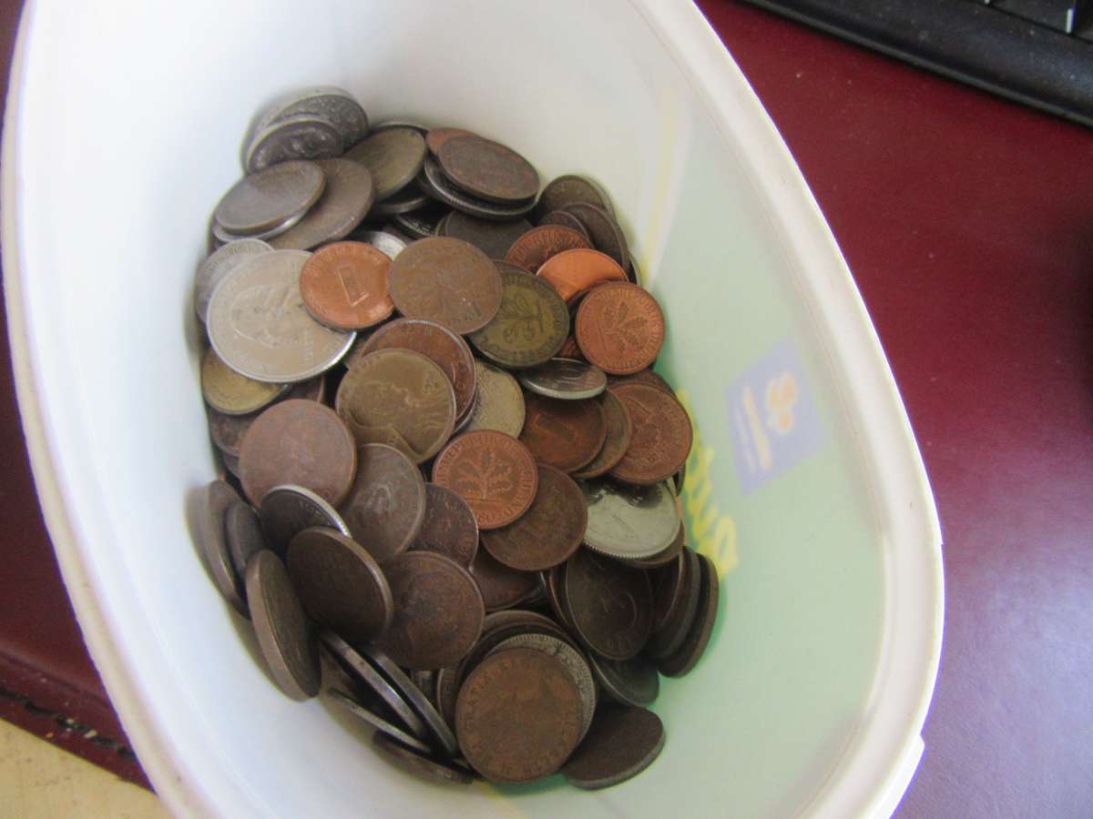 GOOD START FOR THE BEGINNER 225 INTERNATIONAL COINS - AS PER SCAN - BID PER ITEM
