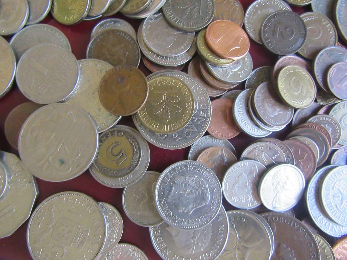 GOOD START FOR THE BEGINNER 225 INTERNATIONAL COINS - AS PER SCAN - BID PER ITEM