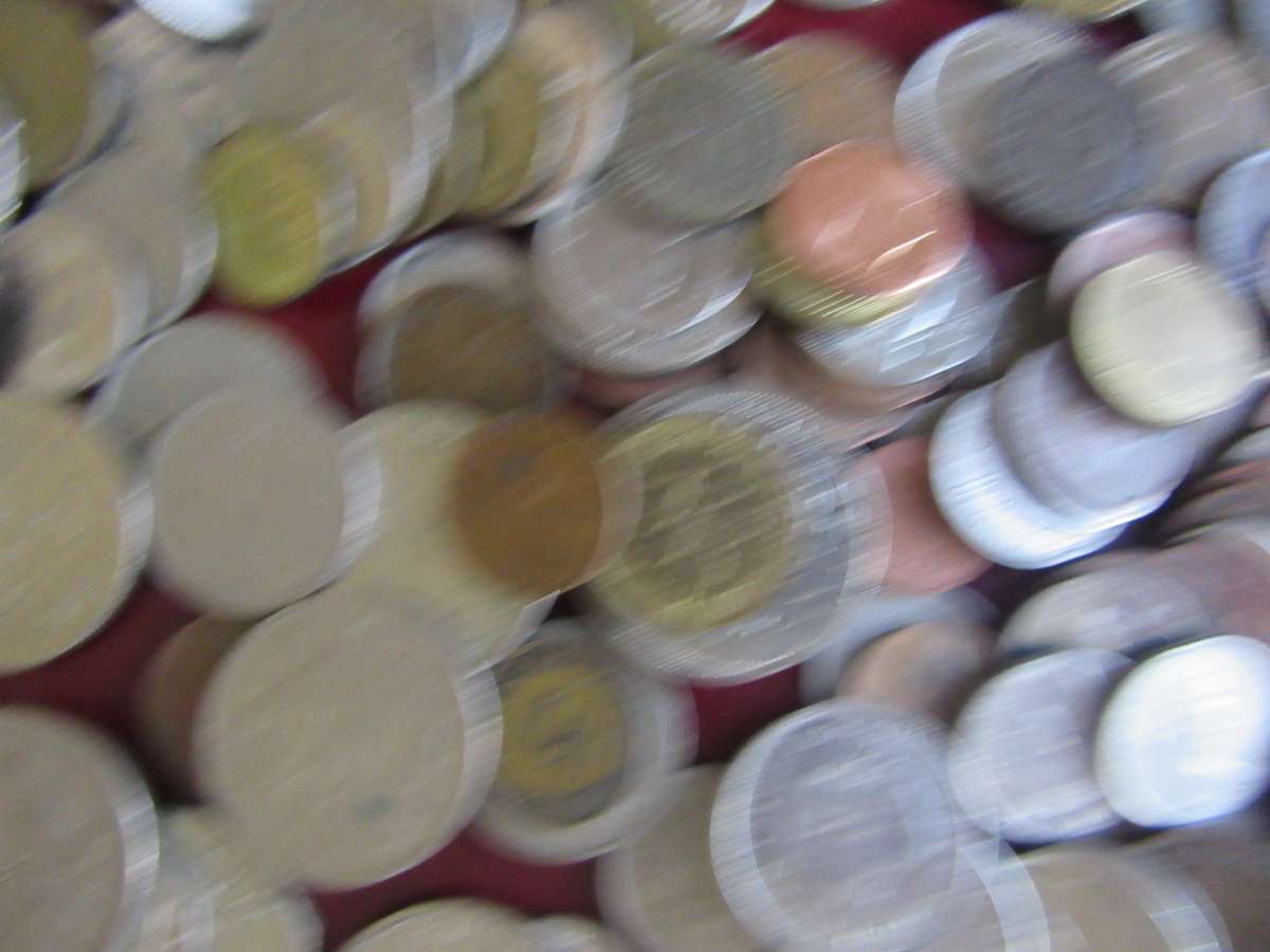 GOOD START FOR THE BEGINNER 225 INTERNATIONAL COINS - AS PER SCAN - BID PER ITEM