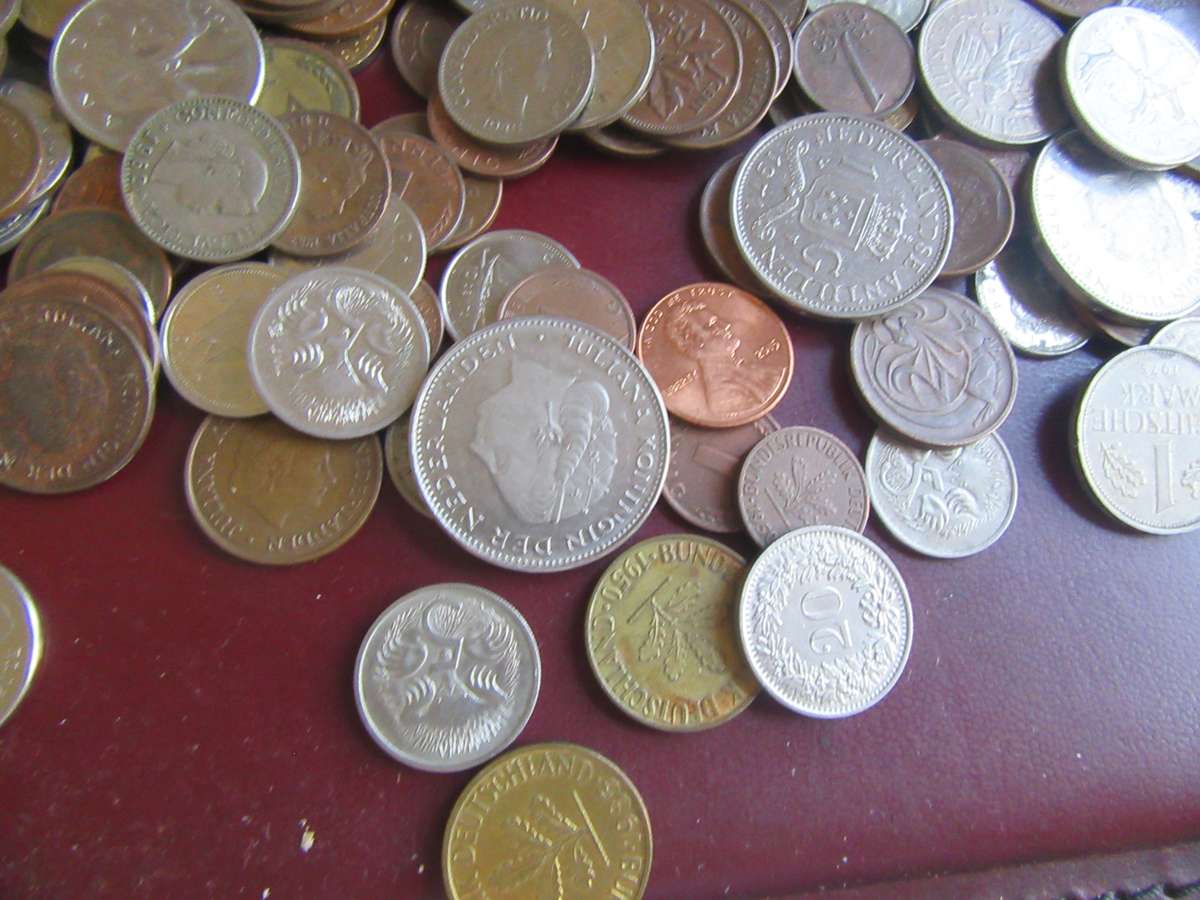 GOOD START FOR THE BEGINNER 225 INTERNATIONAL COINS - AS PER SCAN - BID PER ITEM