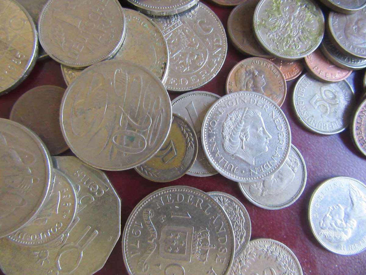 GOOD START FOR THE BEGINNER 225 INTERNATIONAL COINS - AS PER SCAN - BID PER ITEM