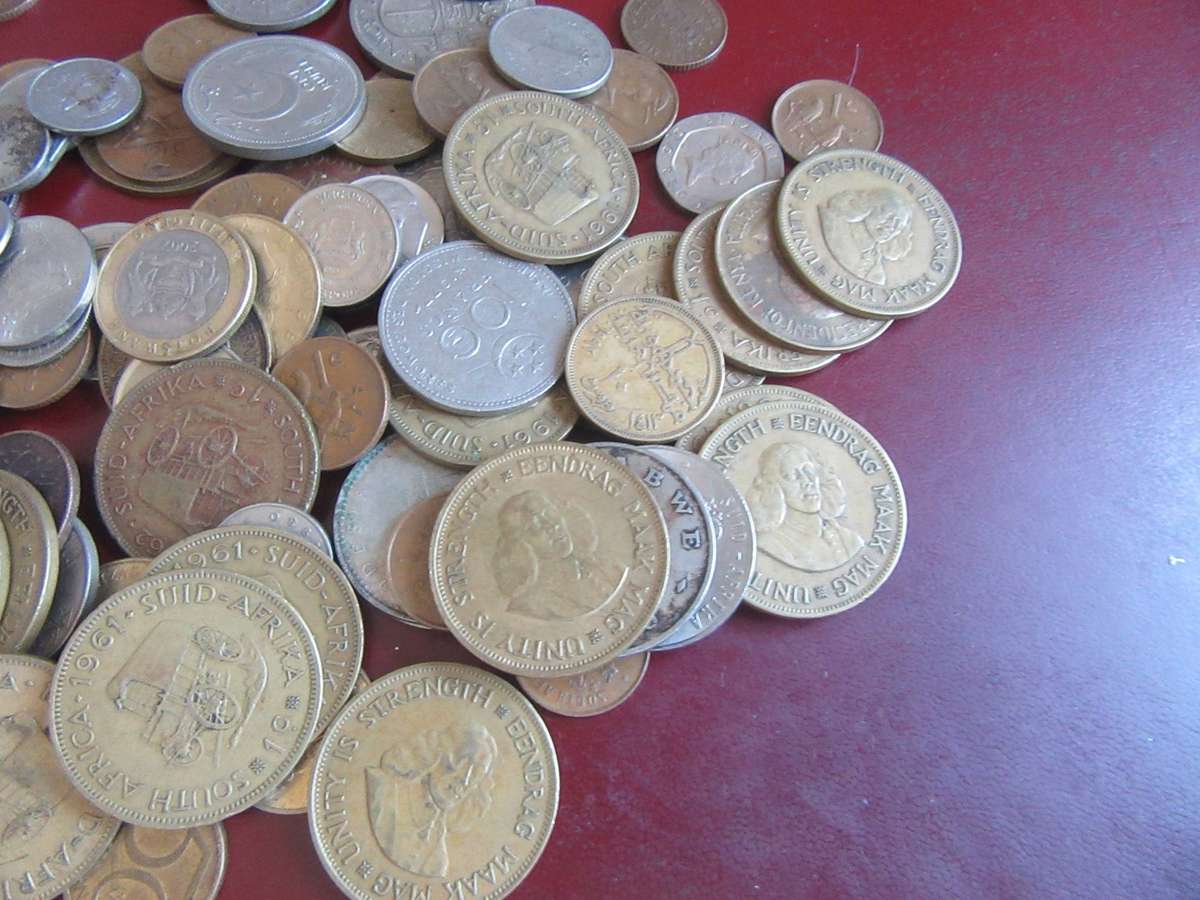 GOOD START FOR THE BEGINNER -217NTERNATIONAL COINS INCL.RSA COINS - BID PER COIN - LOT3