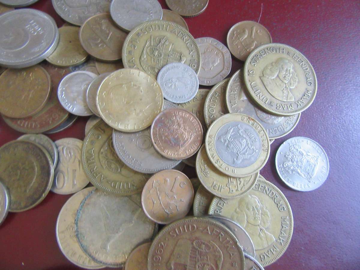 GOOD START FOR THE BEGINNER -217NTERNATIONAL COINS INCL.RSA COINS - BID PER COIN - LOT3