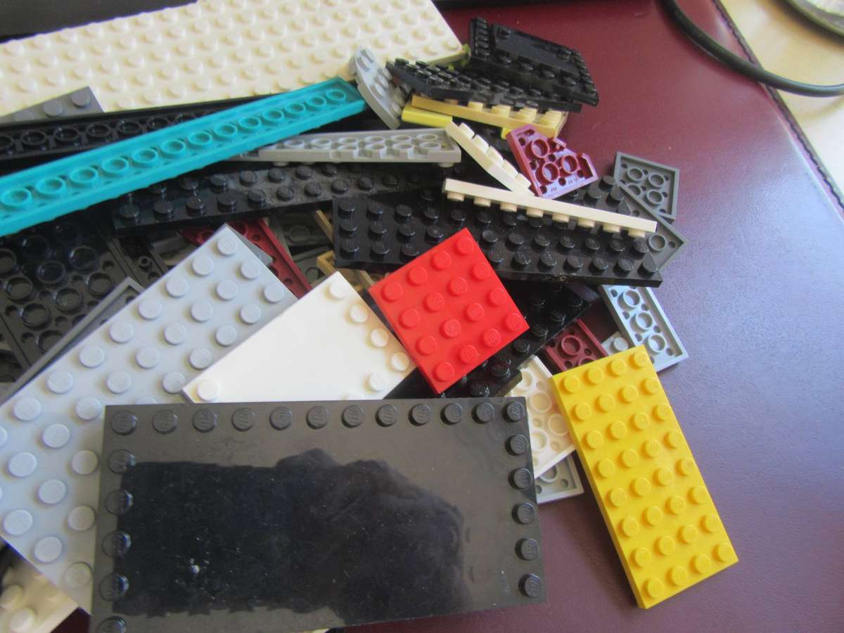 LEGO PLATES FROM PREVIOUSLY ASSEMBLED ITEM - ASPER SCAN - 330g - BID PER TWO GRAMS - LE1