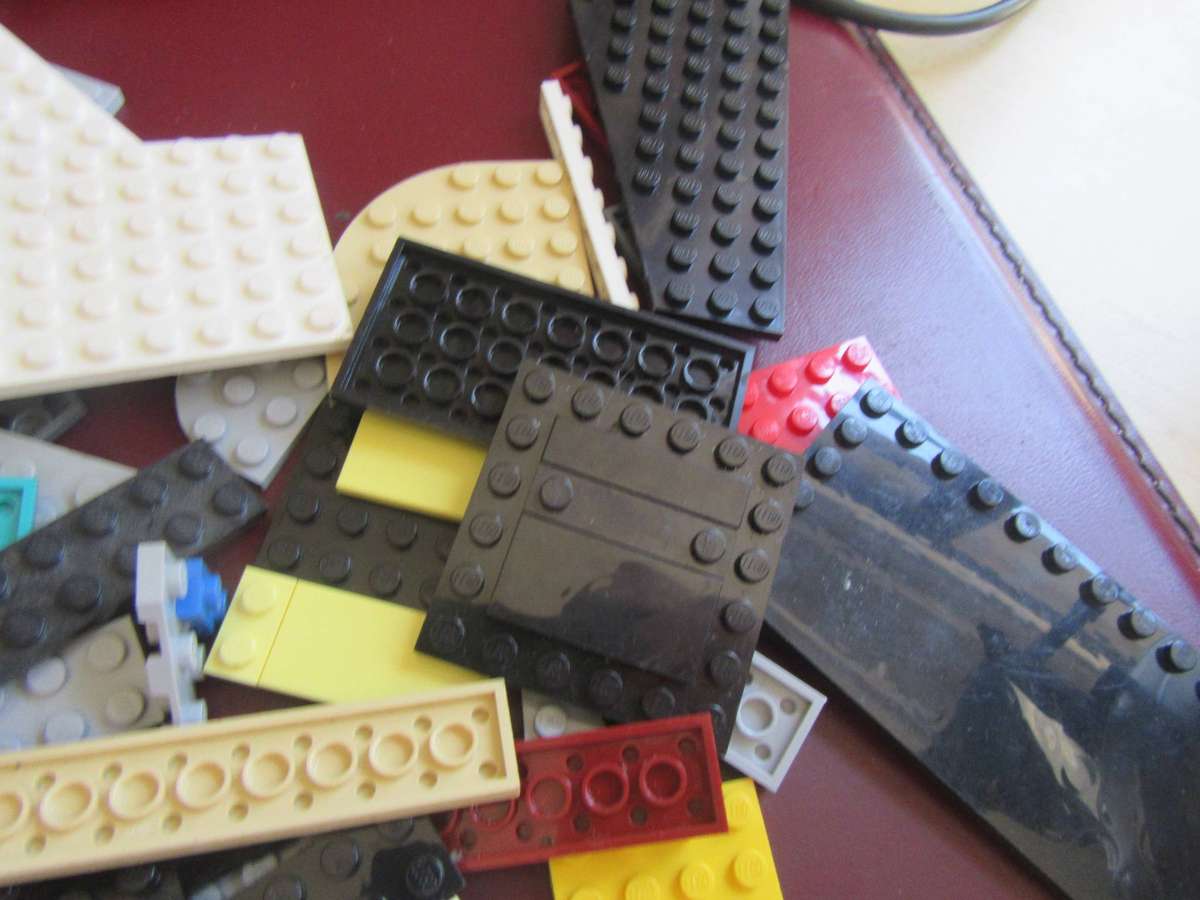 LEGO PLATES FROM PREVIOUSLY ASSEMBLED ITEM - ASPER SCAN - 330g - BID PER TWO GRAMS - LE1