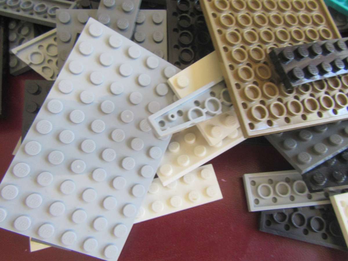 LEGO PLATES FROM PREVIOUSLY ASSEMBLED ITEM - ASPER SCAN - 330g - BID PER TWO GRAMS - LE1