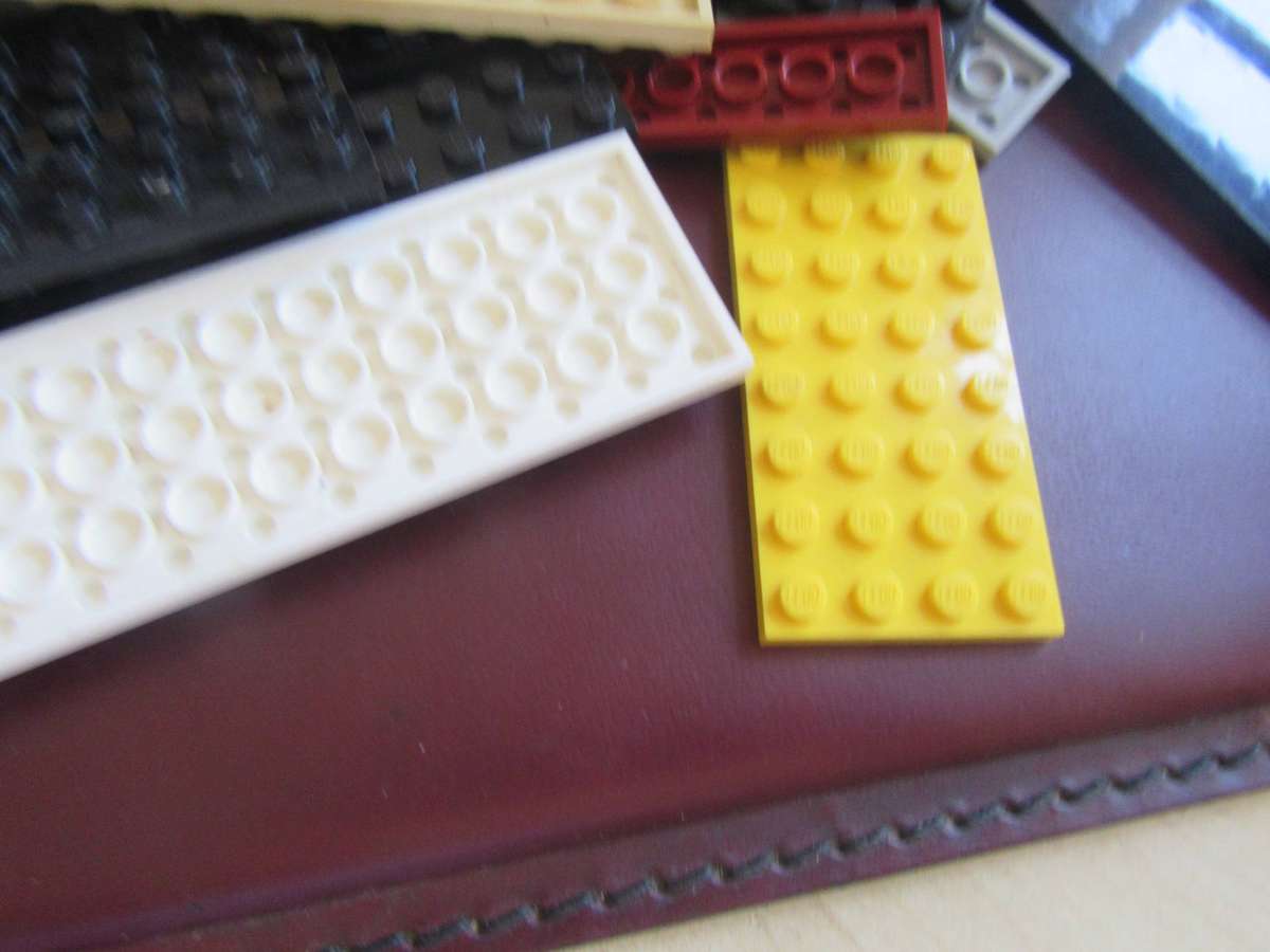 LEGO PLATES FROM PREVIOUSLY ASSEMBLED ITEM - ASPER SCAN - 330g - BID PER TWO GRAMS - LE1