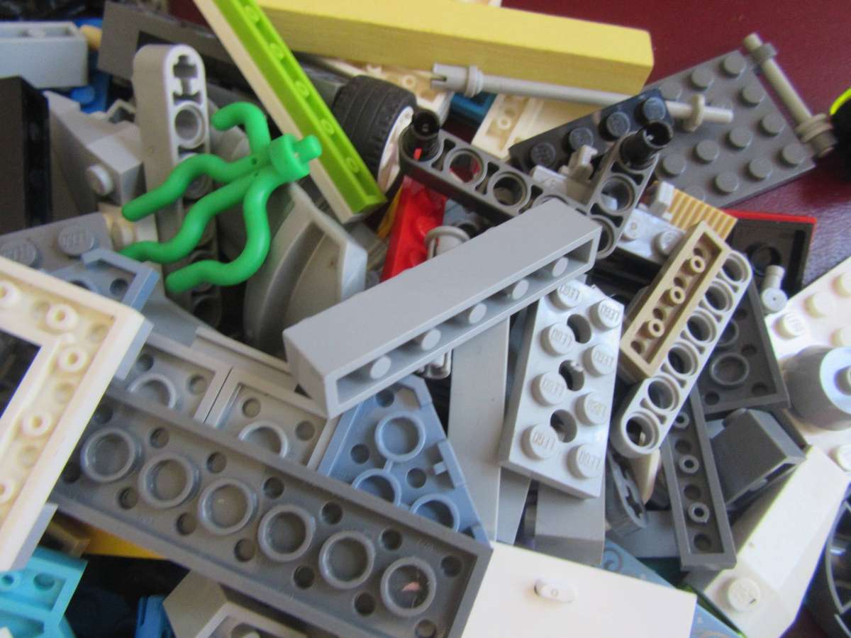 LEGO PIECESFROM PREVIOUSLY ASEMBLED ITEM - S PER SCAN- 460g -BID PER TWO GRAMS - LE2