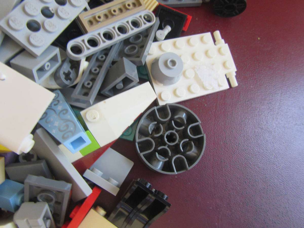 LEGO PIECESFROM PREVIOUSLY ASEMBLED ITEM - S PER SCAN- 460g -BID PER TWO GRAMS - LE2
