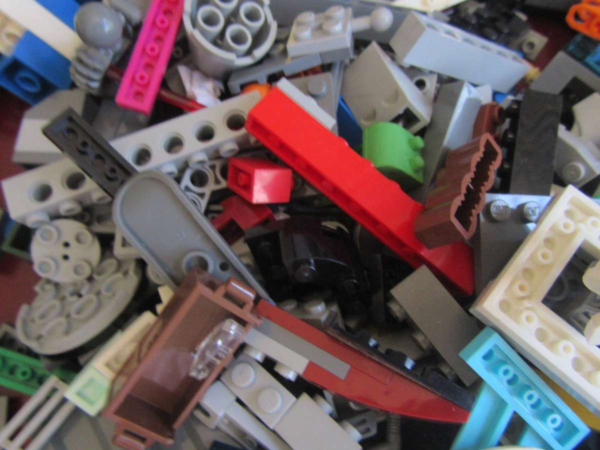 LEGO PIECESFROM PREVIOUSLY ASEMBLED ITEM - S PER SCAN- 460g -BID PER TWO GRAMS - LE2