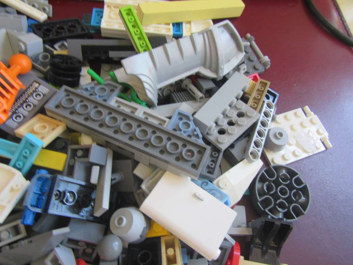 LEGO PIECESFROM PREVIOUSLY ASEMBLED ITEM - S PER SCAN- 460g -BID PER TWO GRAMS - LE2