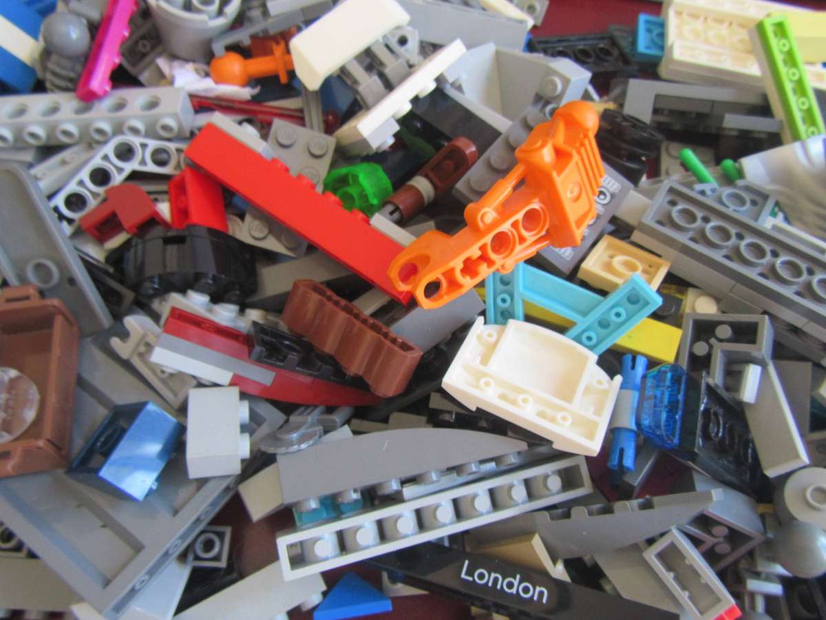 LEGO PIECESFROM PREVIOUSLY ASEMBLED ITEM - S PER SCAN- 460g -BID PER TWO GRAMS - LE2