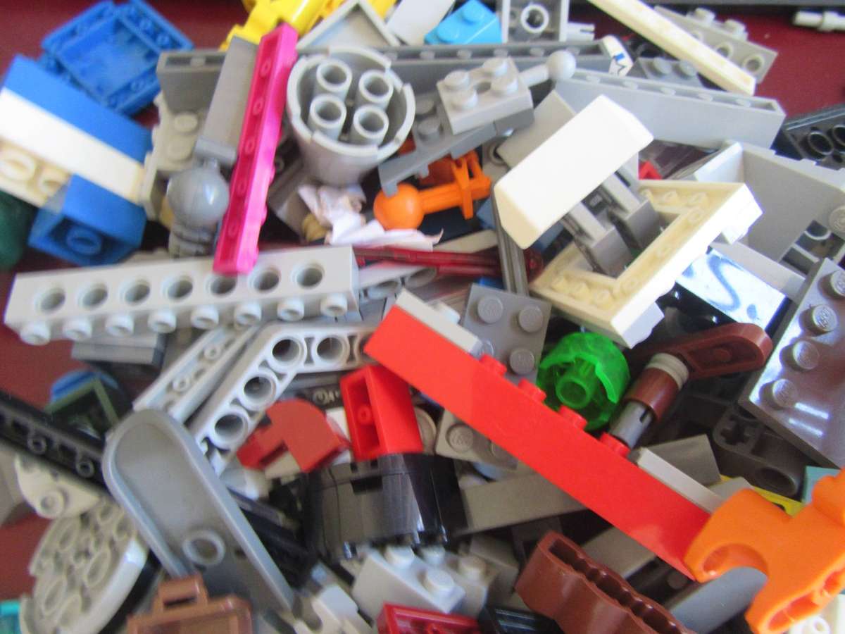LEGO PIECESFROM PREVIOUSLY ASEMBLED ITEM - S PER SCAN- 460g -BID PER TWO GRAMS - LE2