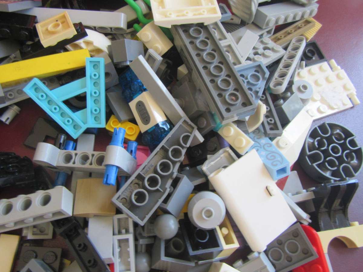 LEGO PIECESFROM PREVIOUSLY ASEMBLED ITEM - S PER SCAN- 460g -BID PER TWO GRAMS - LE2