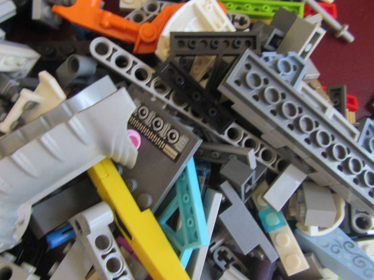 LEGO PIECESFROM PREVIOUSLY ASEMBLED ITEM - S PER SCAN- 460g -BID PER TWO GRAMS - LE2