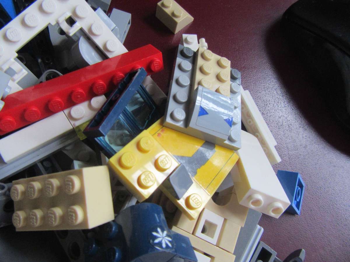 LEGO PARTS FROM PREVIOUSLY ASSEMBLED ITEMS- AS PER SCAN -200 g -BID PER TWO GRAMS - LE4