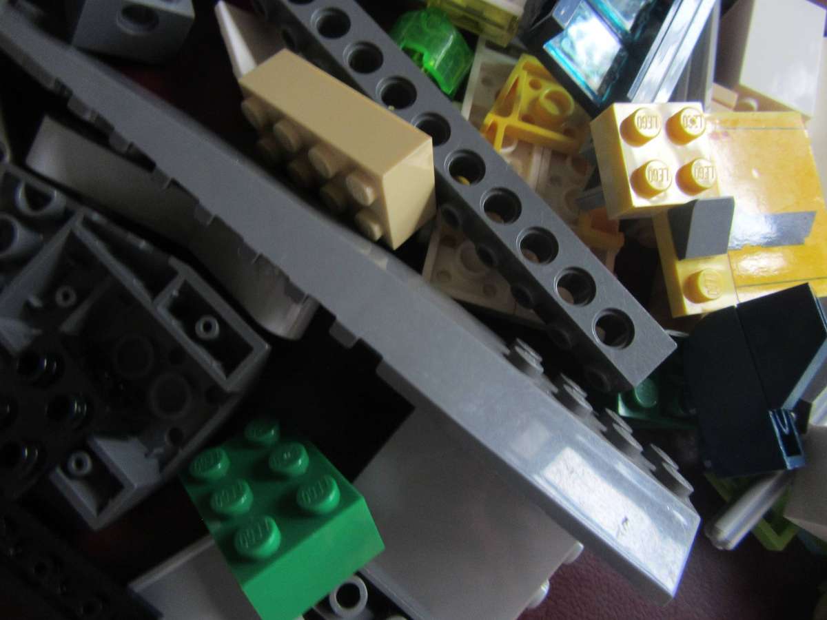 LEGO PARTS FROM PREVIOUSLY ASSEMBLED ITEMS- AS PER SCAN -200 g -BID PER TWO GRAMS - LE4