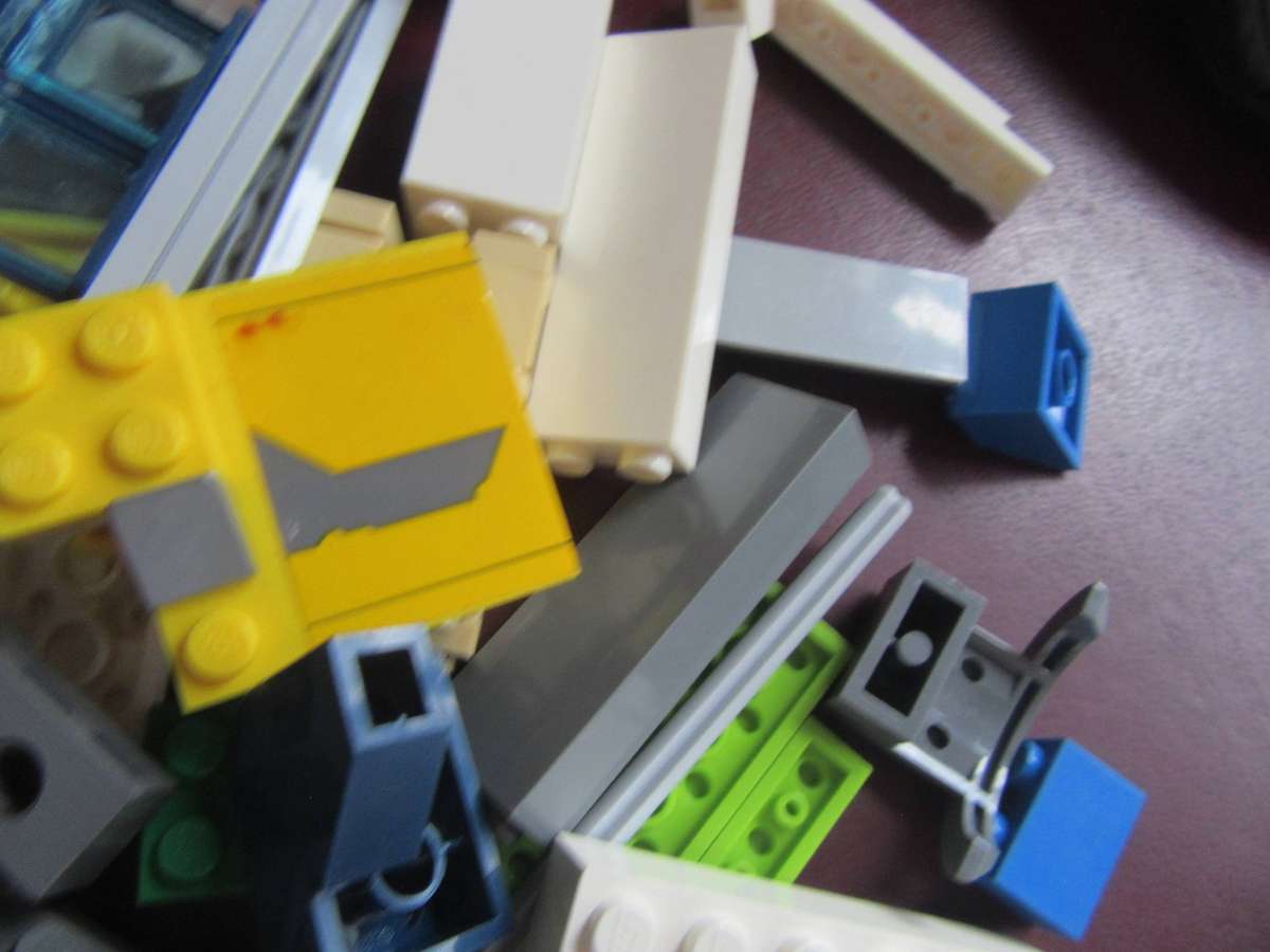 LEGO PARTS FROM PREVIOUSLY ASSEMBLED ITEMS- AS PER SCAN -200 g -BID PER TWO GRAMS - LE4