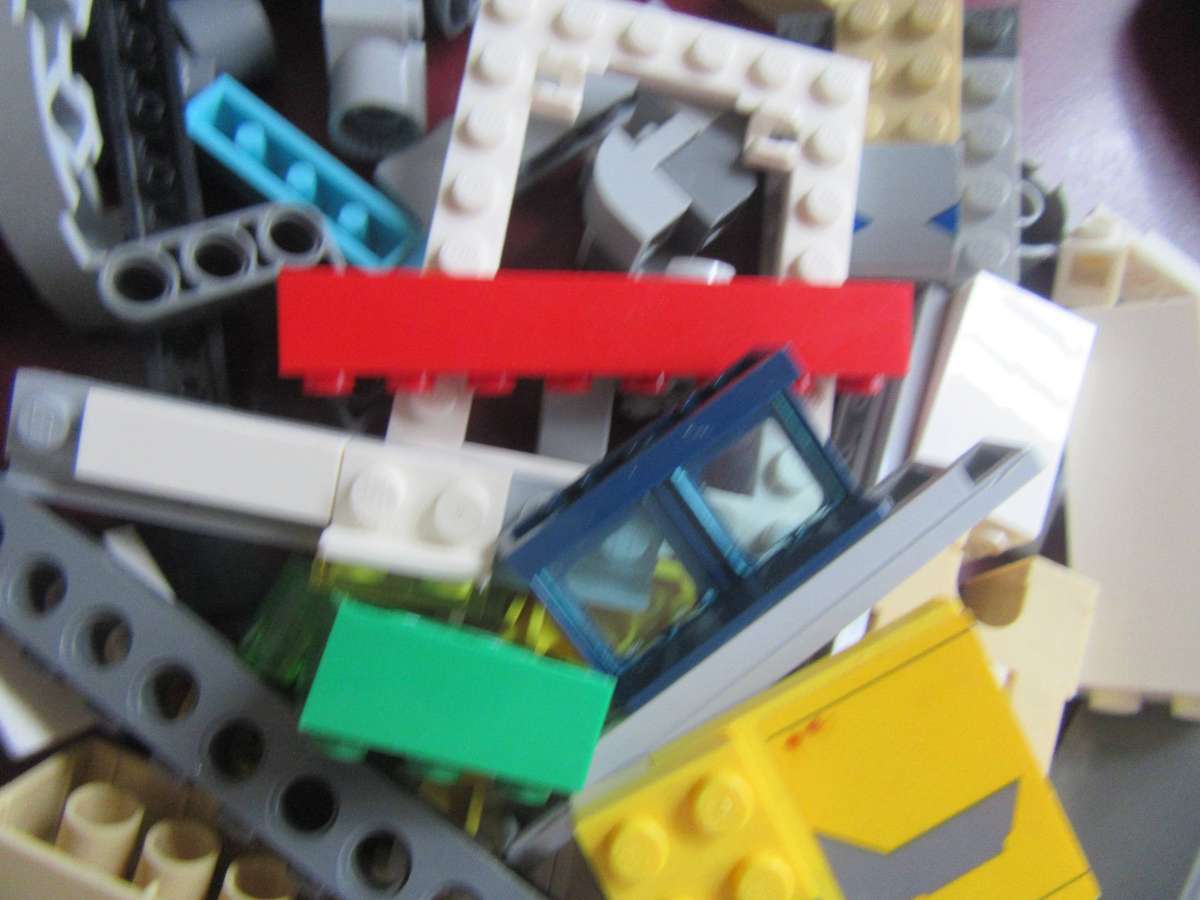 LEGO PARTS FROM PREVIOUSLY ASSEMBLED ITEMS- AS PER SCAN -200 g -BID PER TWO GRAMS - LE4