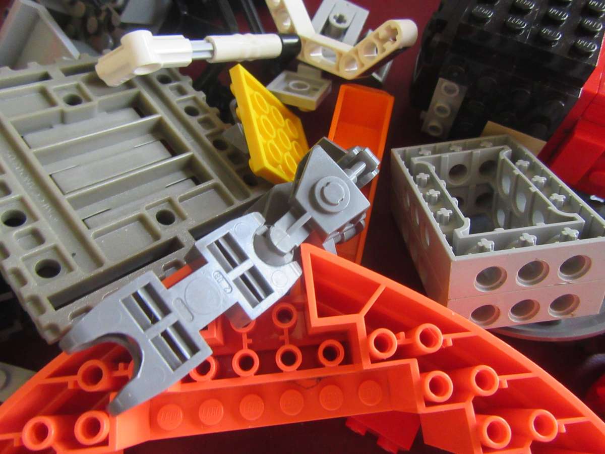 LEGO PIECES FROM PREVIOUSLY ASSEMBLED ITEMS - AS PER SCAN- 410 g - BID PER TWO GRAMS - LE6