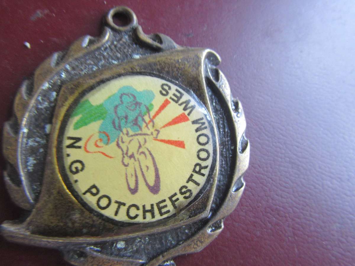 TEN VARIOUS MEDALS - AS PER SCAN - BID PER ITEM - M3