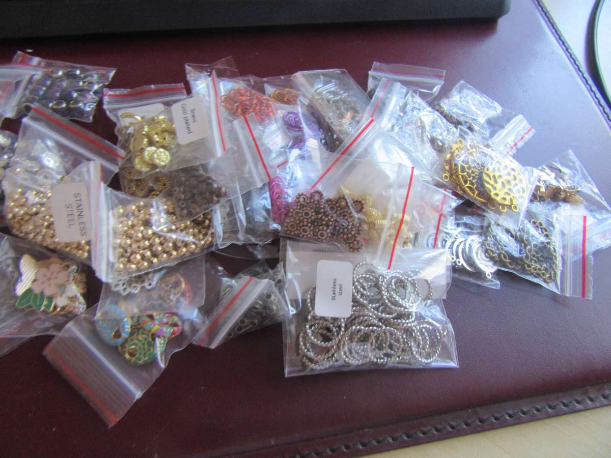 550g of beads and assorted items
