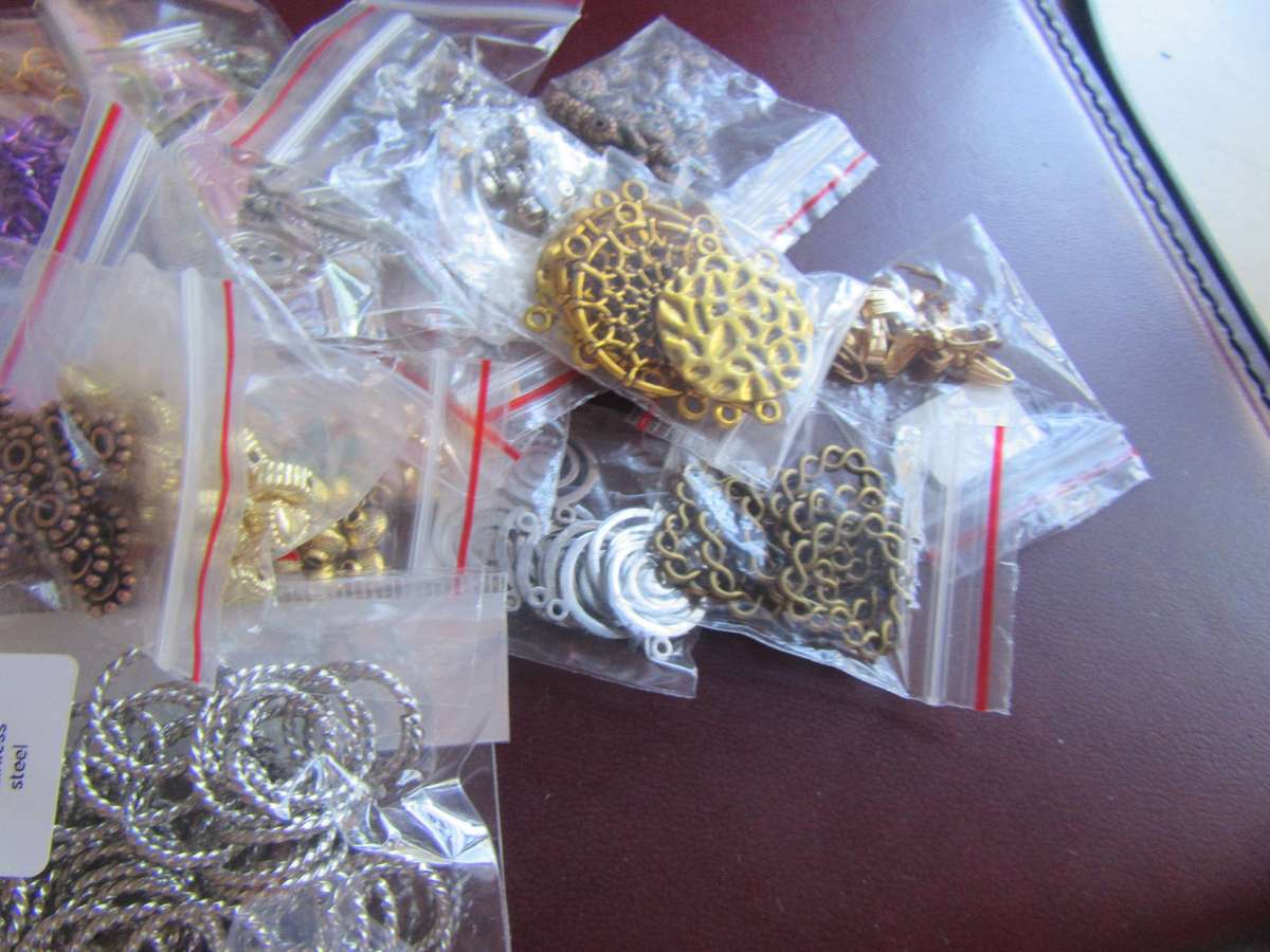 550g of beads and assorted items