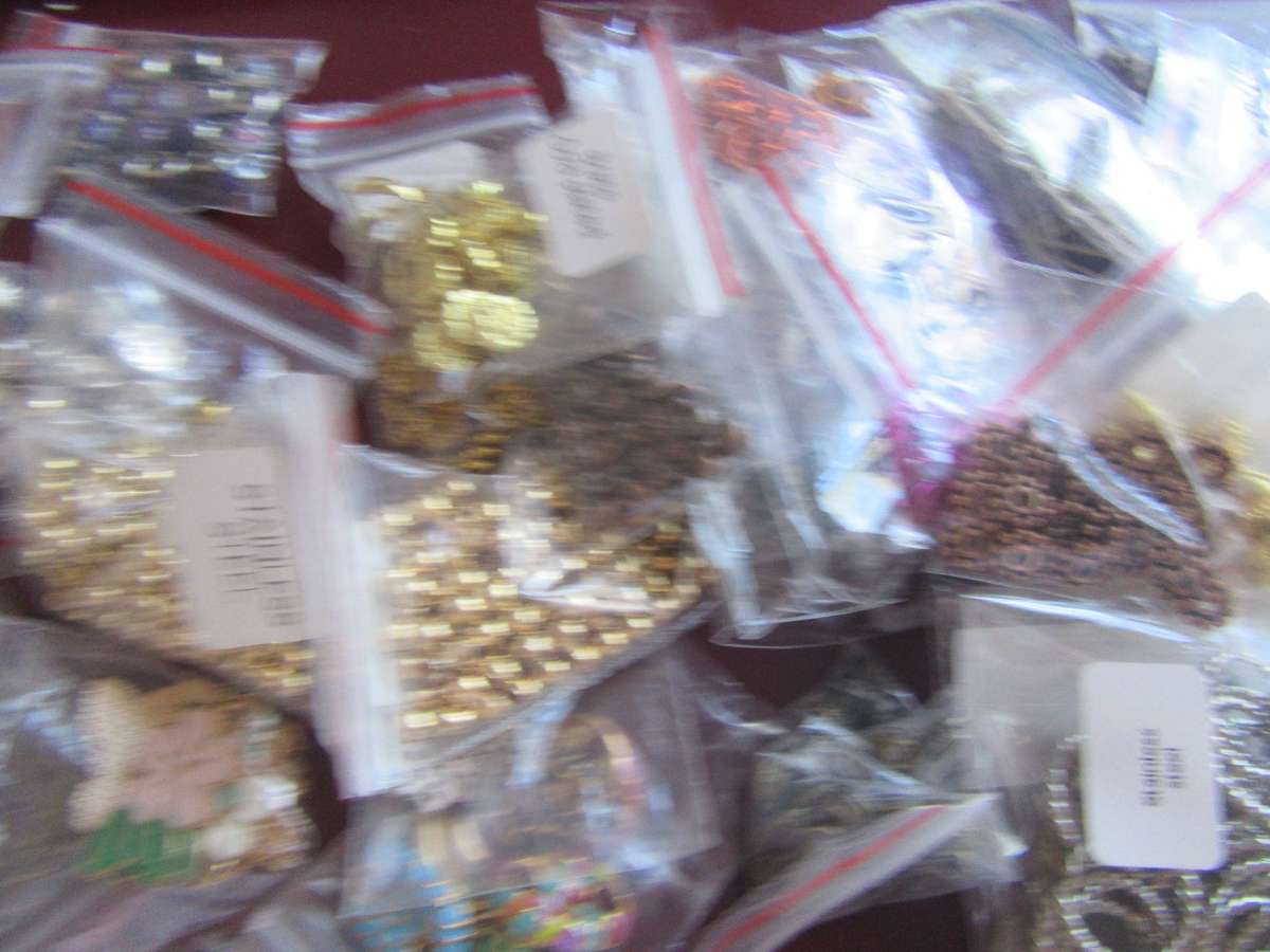 550g of beads and assorted items