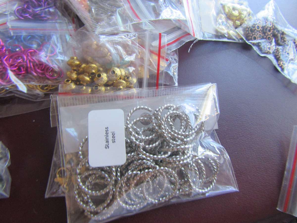 550g of beads and assorted items