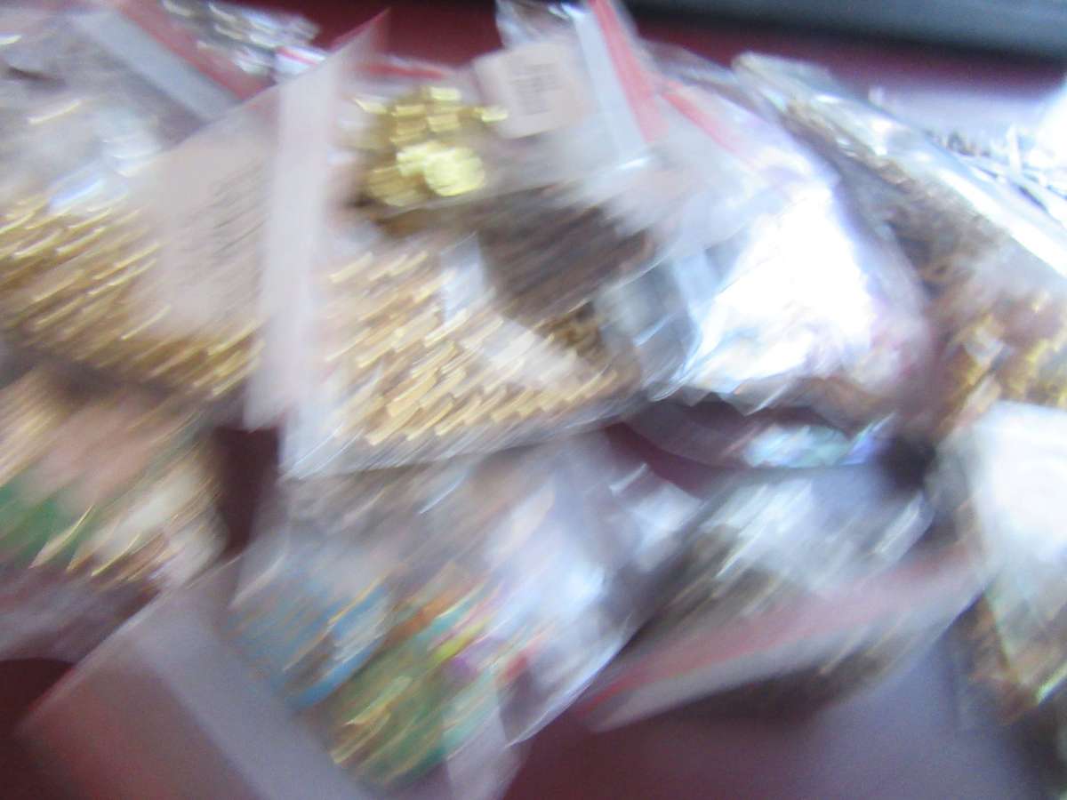 550g of beads and assorted items