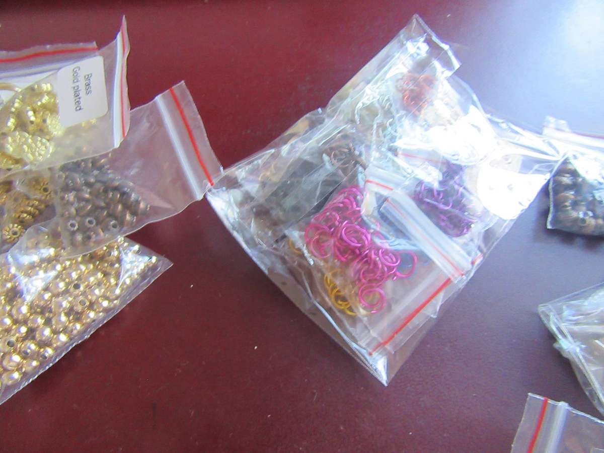 550g of beads and assorted items
