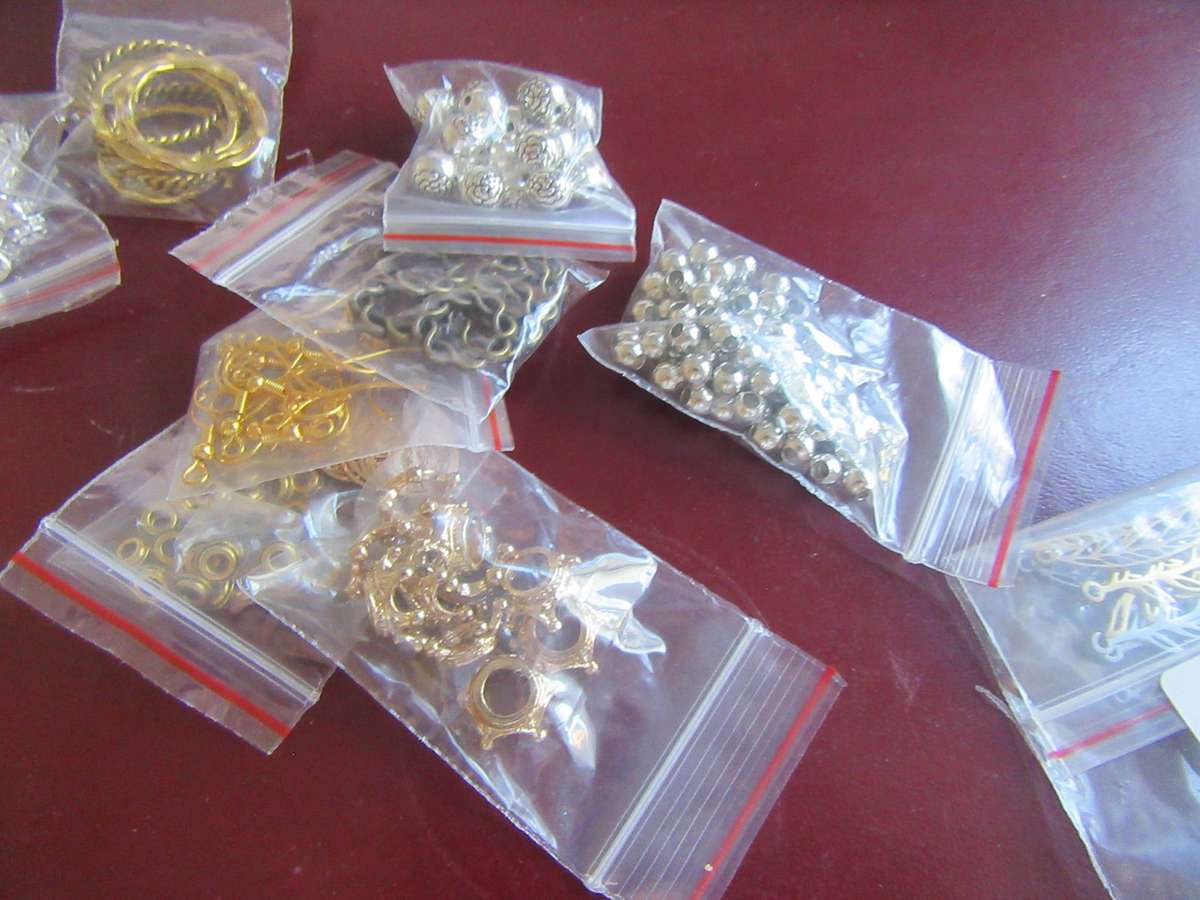 550g of beads and assorted items