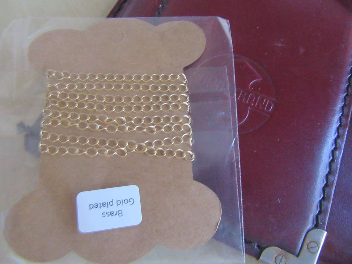 550g of beads and assorted items