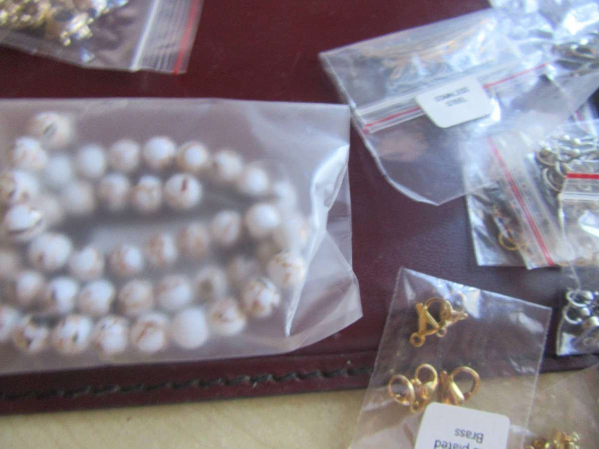 550g of beads and assorted items