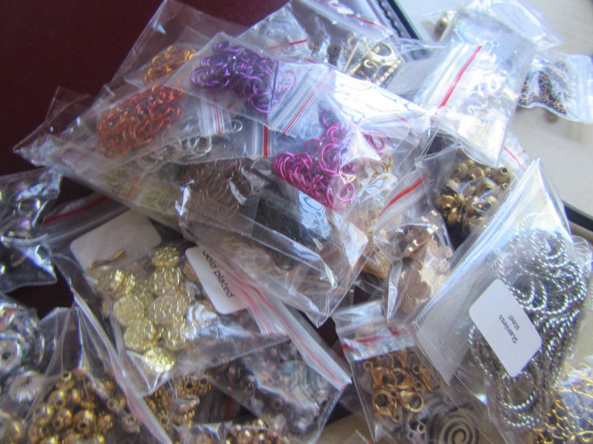 550g of beads and assorted items